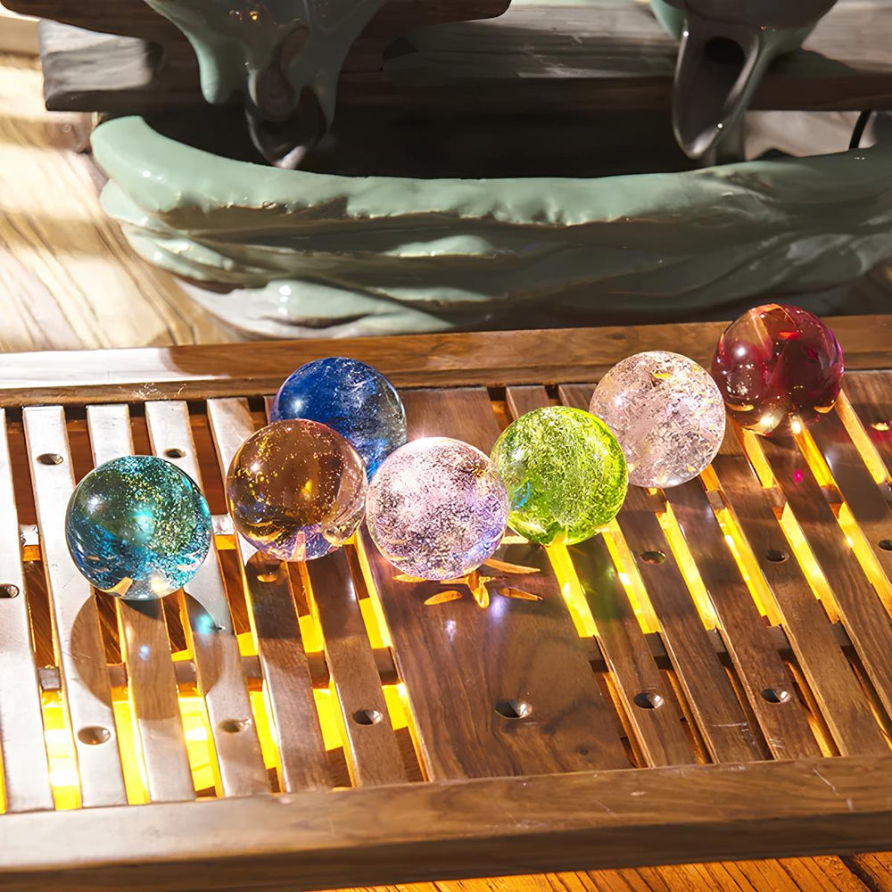 Magische kristallen bollen met verlichting op een houten standaard.
