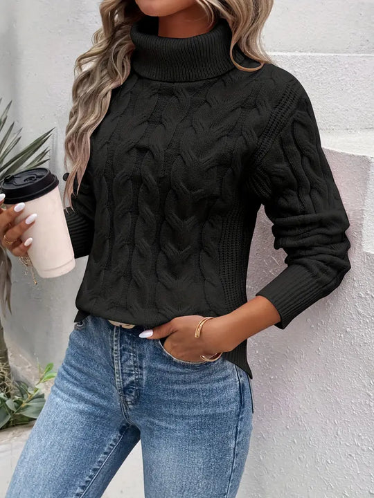 Femke Vrouwelijke warme coltrui met een kabelpatroon en een hoge kraag. De gebreide trui is perfect voor een comfortabele en stijlvolle look tijdens koelere dagen.