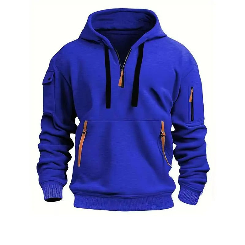 Mika Hooded Pullover gecombineerd met een outdoor-look.
