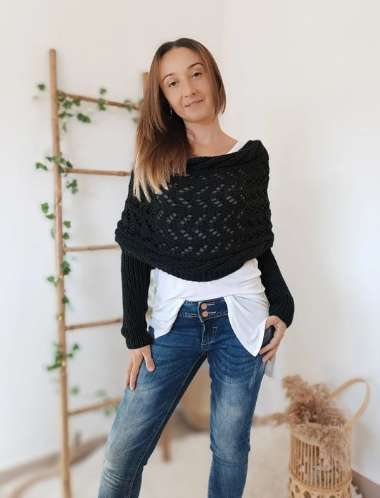 Maglione alla moda con spalle scoperte
