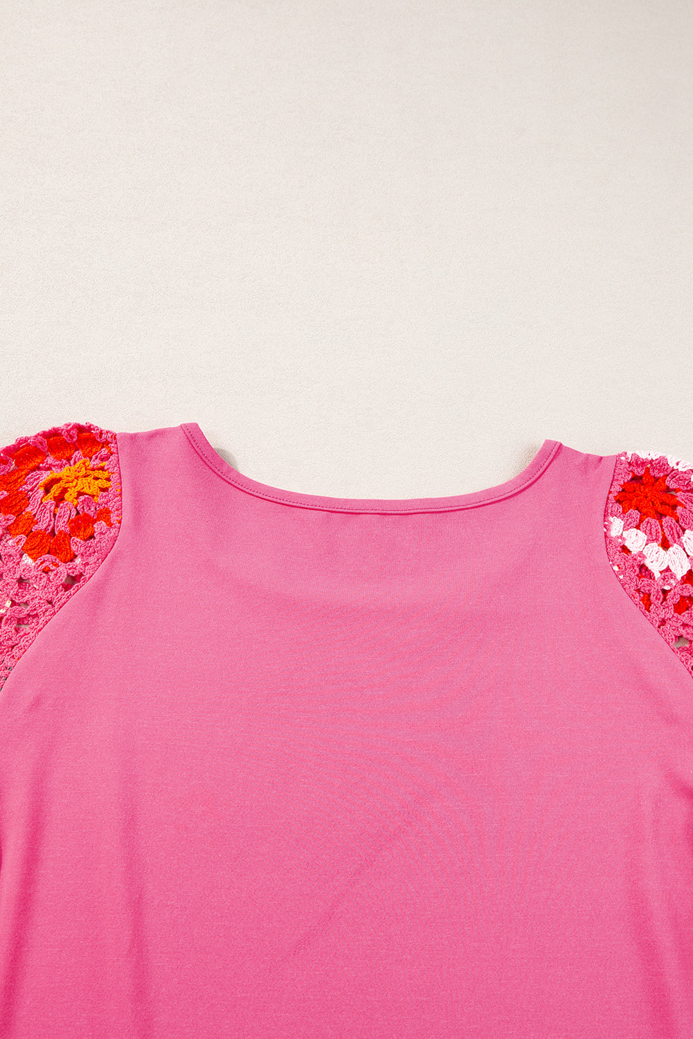 Roxie - Top mit kurzen Ärmeln und gehäkeltem Blumenmuster
