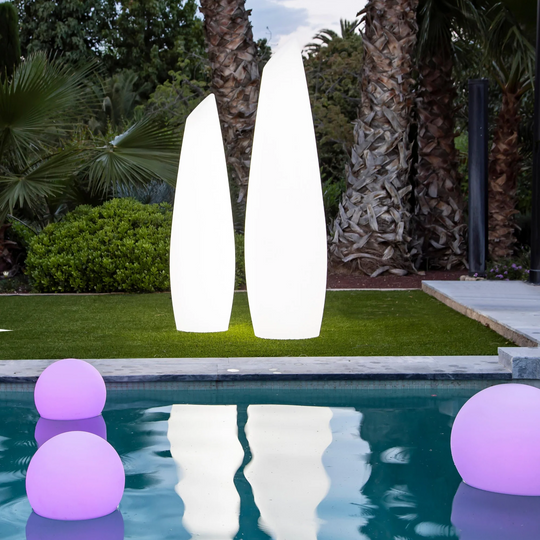 Tuinlampen die een warme sfeer creëren in een buitenruimte.
