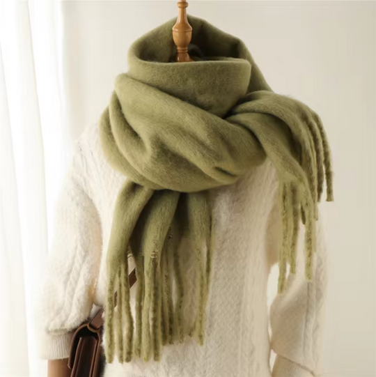 Lange kasjmier sjaal perfect gewikkeld voor extra warmte.