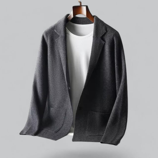 Casual herenoutfit met een stijlvol vest.