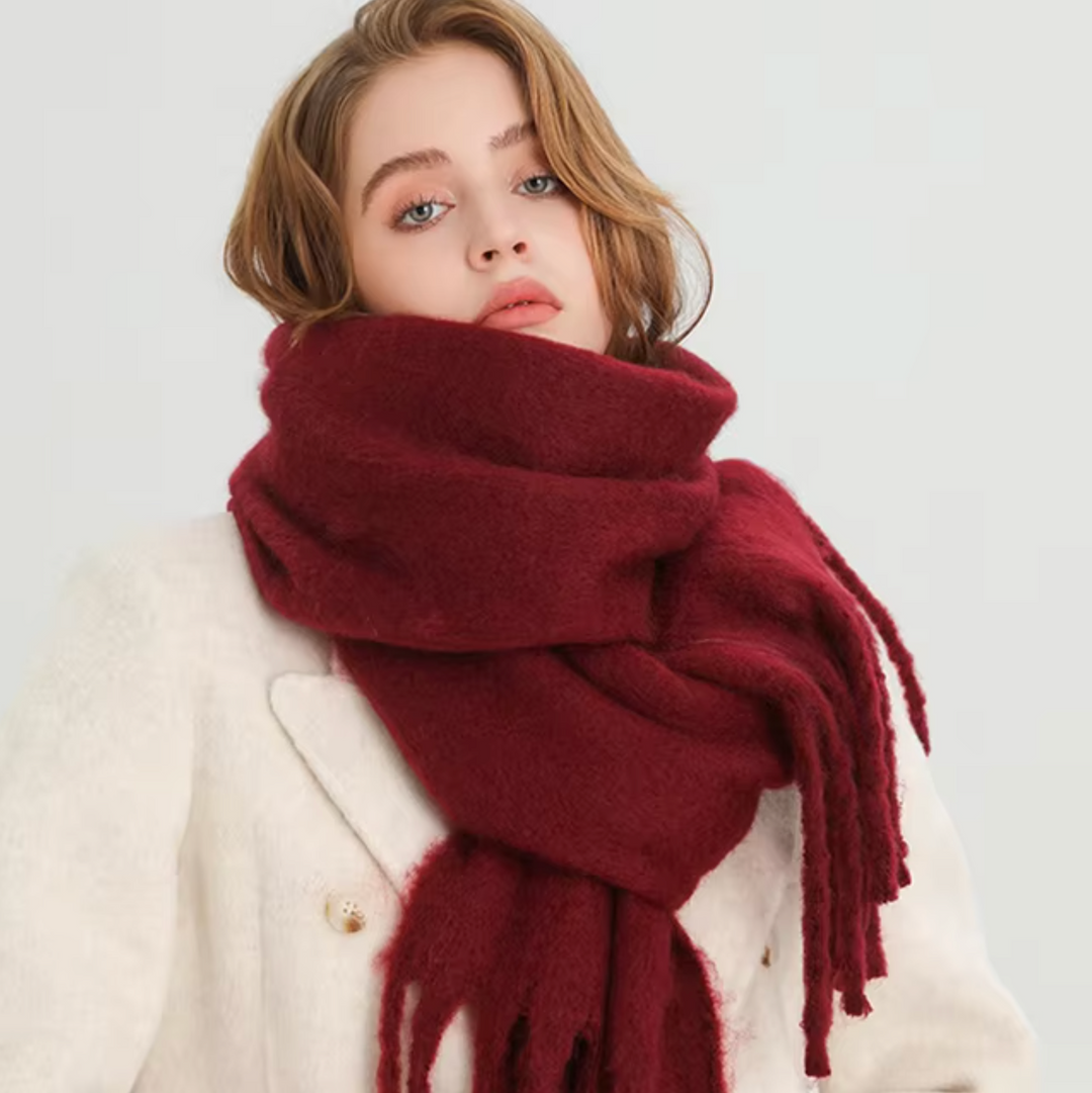 Franjes en zachte stof van een elegante winter sjaal in detail.