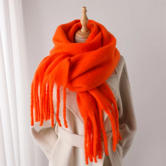Modieuze kasjmier sjaal als finishing touch voor een winteroutfit.