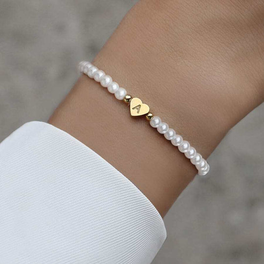 Parel armband met een elegante afwerking, ideaal als cadeau of als persoonlijke accessoire.
