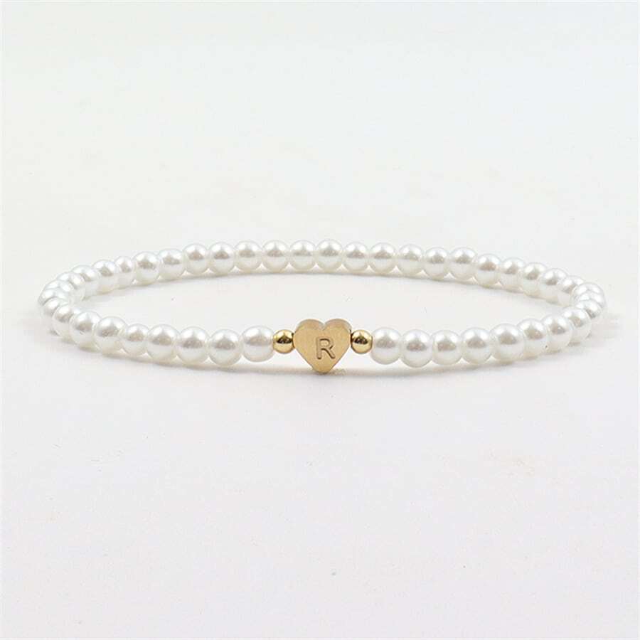 Stijlvolle parel armband, ontworpen om een persoonlijke en tijdloze uitstraling te geven.
