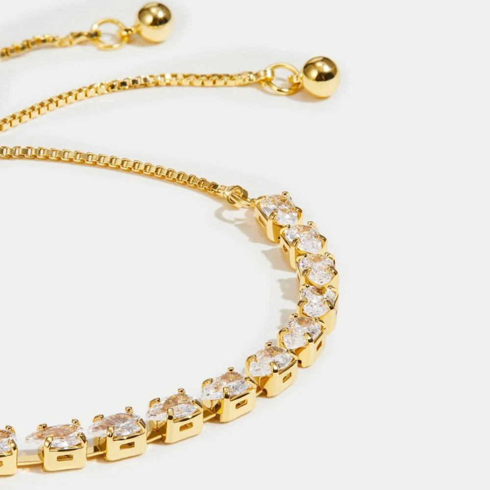 Subtiele armband met glinsterende accenten en elegante stijl.
