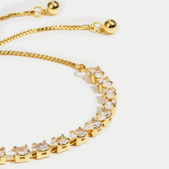 Subtiele armband met glinsterende accenten en elegante stijl.

