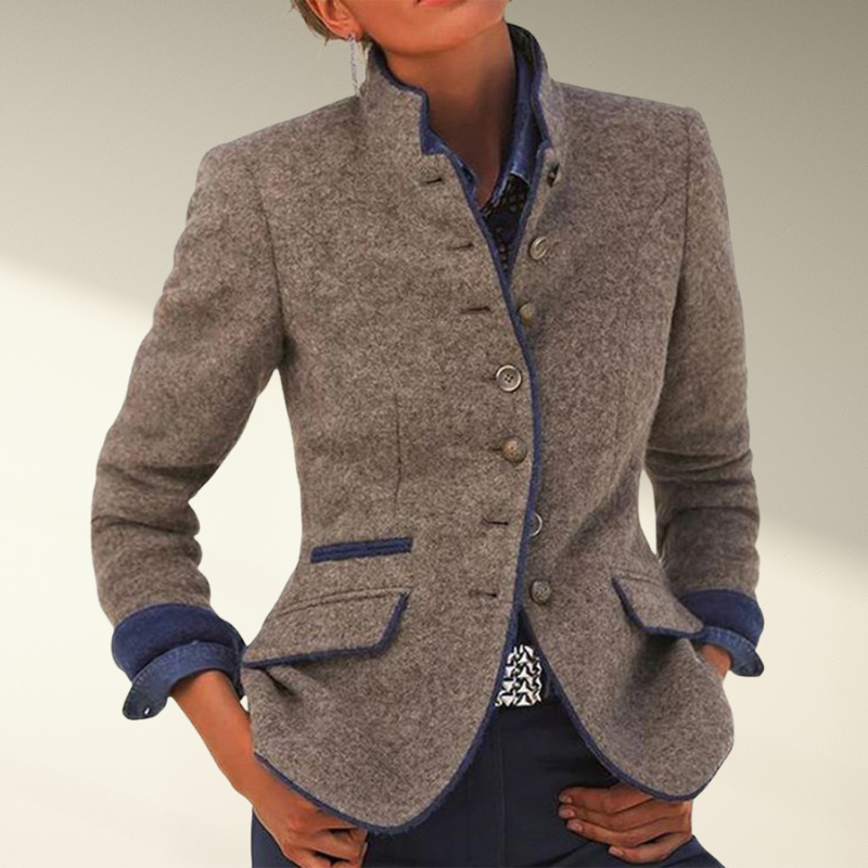 Vrouw draagt een stijlvolle blazer met een moderne pasvorm.