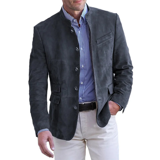 Opstaande kraag voor een moderne en elegante uitstraling.
