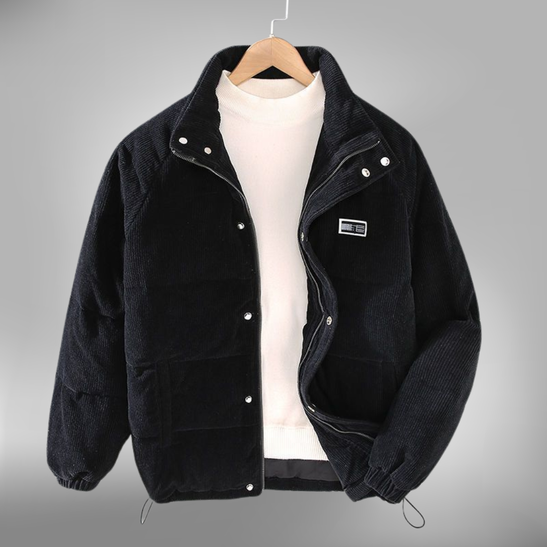 Grijze corduroy jas gecombineerd met een casual witte trui.