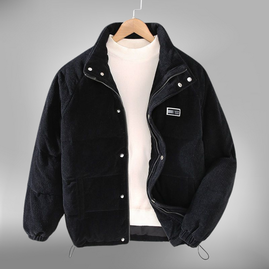 Grijze corduroy jas gecombineerd met een casual witte trui.
