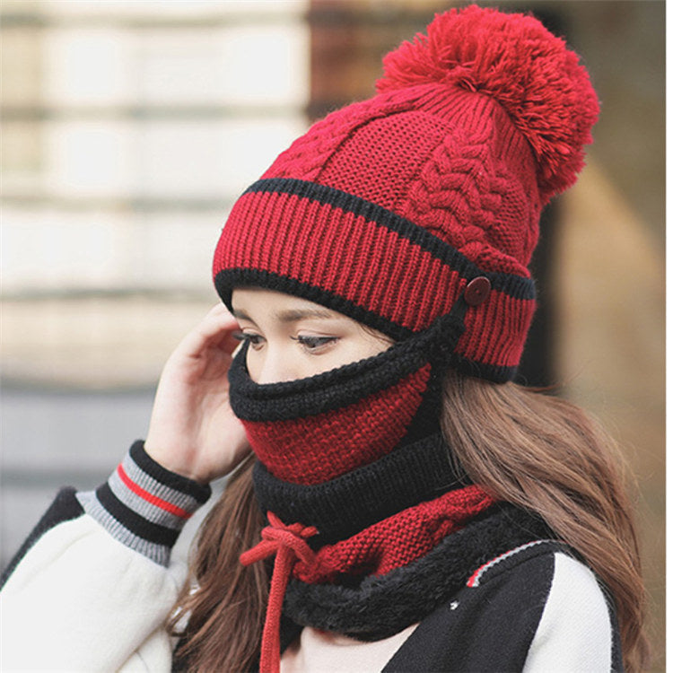 Een stijlvolle gebreide muts met pompon en bijpassende sjaal en masker.