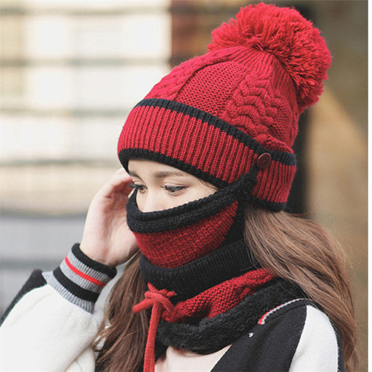 Vrouw met volledig winterset voor extra warmte tijdens koude dagen.