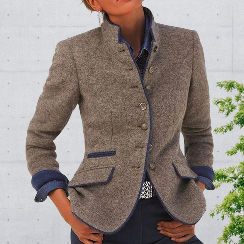 Luxe blazer met opvallende knoopdetails en een strakke snit.