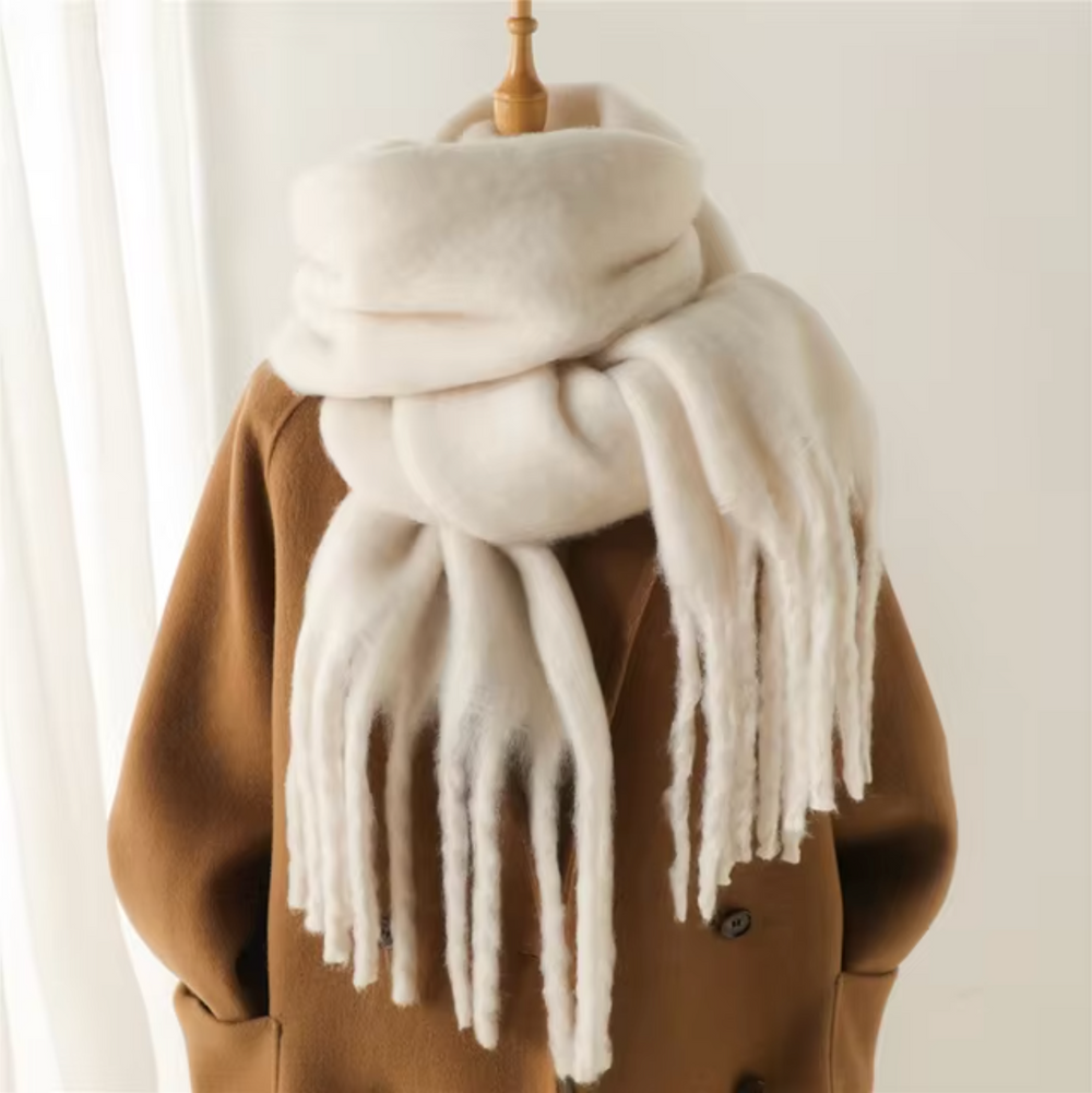 Warme en elegante sjaal gecombineerd met een chique winterjas.