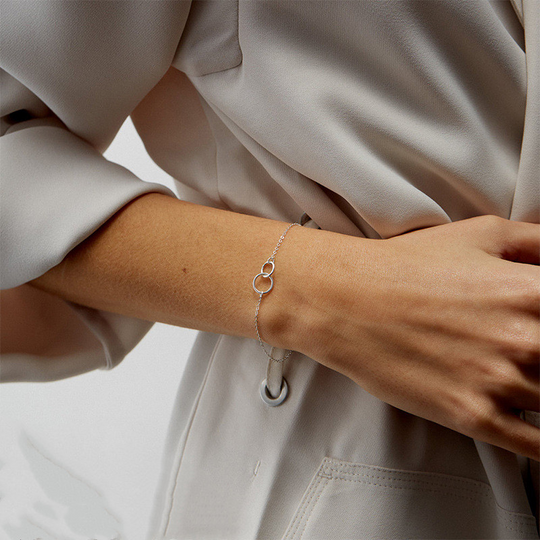 Minimalistische armband met verbonden cirkels, ideaal voor een moderne en elegante uitstraling.

