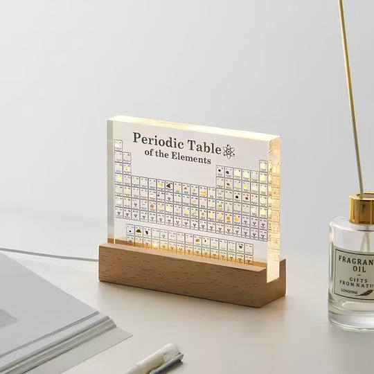 Het periodieke systeem op een houten standaard, perfect voor je bureau.
