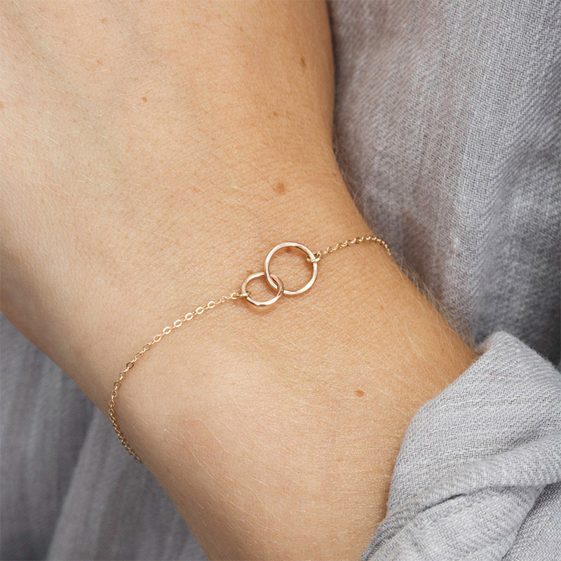 Minimalistische armband met tijdloos design, geschikt voor elke gelegenheid.
