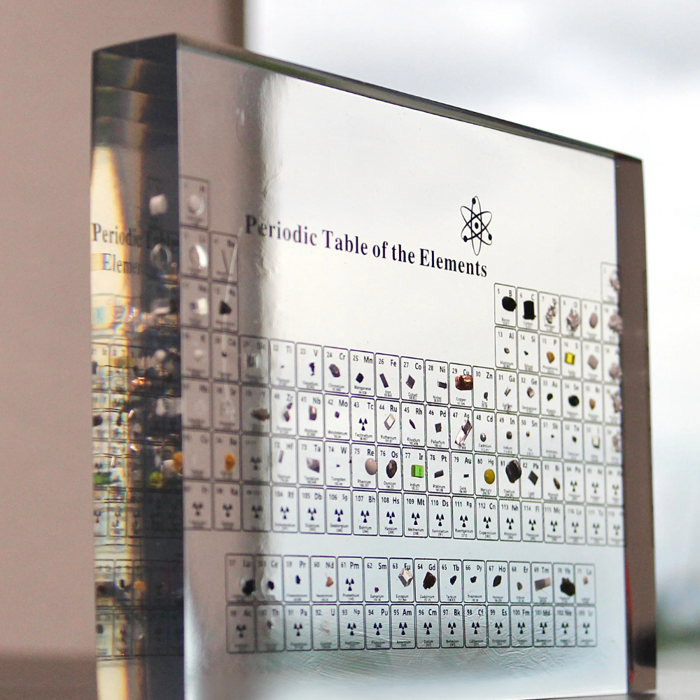 Elegante acryl display met wetenschappelijke elementen.

