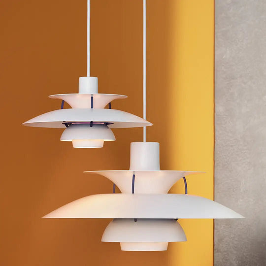 Scandinavisch ontworpen hanglamp die perfect past bij een eigentijds interieur.