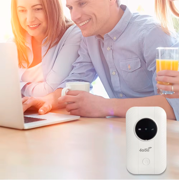 Mensen die samen genieten van draadloos internet via de router.