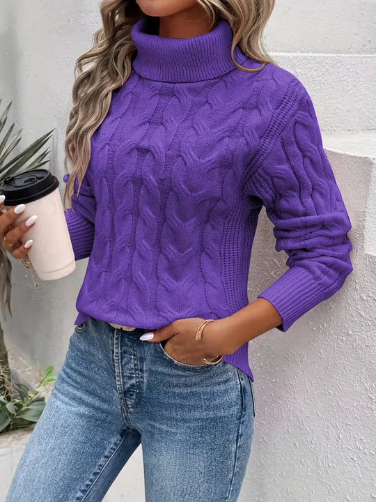 Femke Vrouwelijke warme coltrui met een kabelpatroon en een hoge kraag. De gebreide trui is perfect voor een comfortabele en stijlvolle look tijdens koelere dagen.