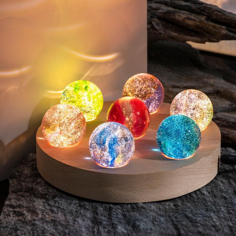 De Stella Galaxy Bollen als uniek decoratiestuk op een moderne tafel.
