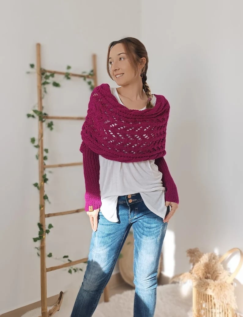 Maglione alla moda con spalle scoperte