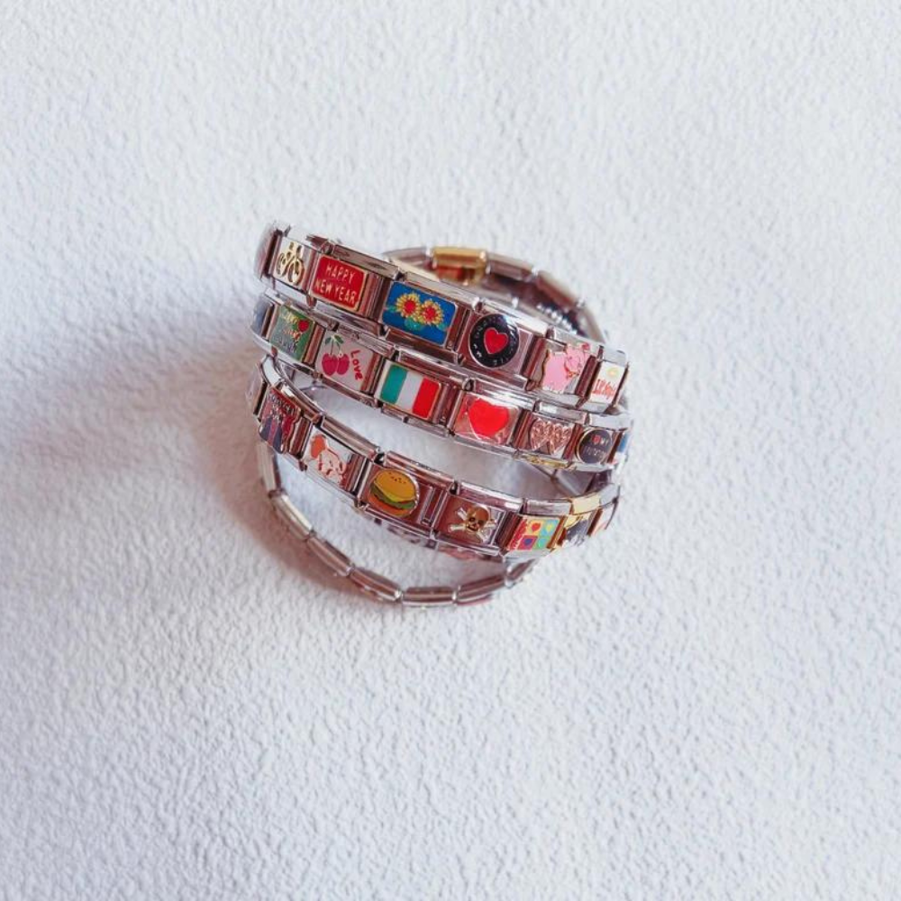 Bedelarmbanden met kleurrijke details, perfect om je eigen stijl uit te drukken.
