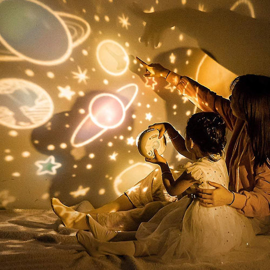 Schattig nachtlicht met rendiergeweien en feestelijke projectie.

