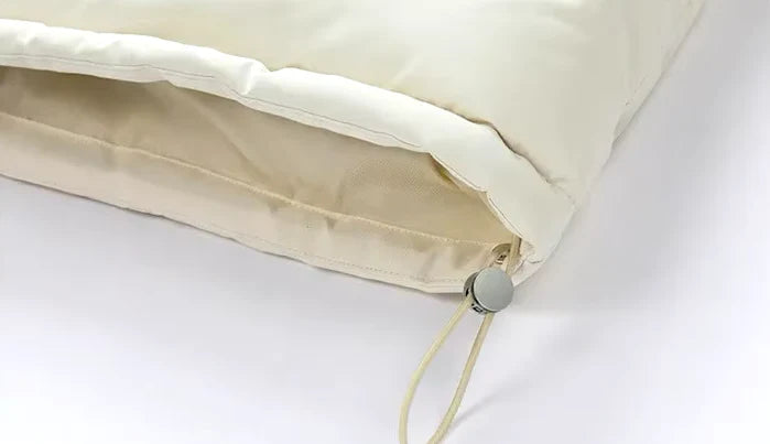 Achteraanzicht van een stijlvolle gewatteerde winterjas voor heren.