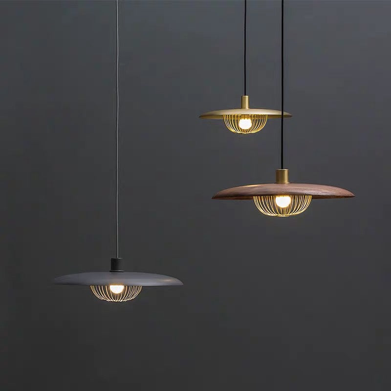 OptiGlow lamp met een minimalistisch ontwerp en verstelbare LED-verlichting, combineert stijl en praktische lichtinstellingen.
