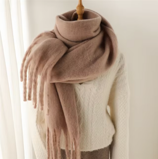Trendy kasjmier sjaal met lange franjes en luxueuze textuur.