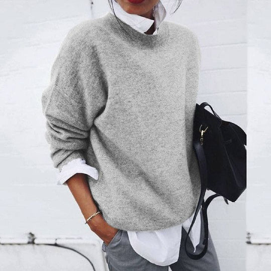 Zwarte sweater met witte overhemdkraag en manchetten.