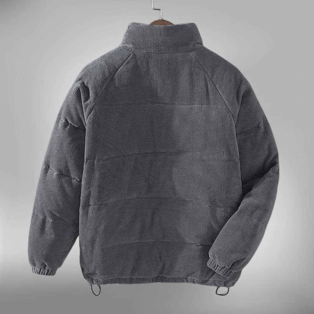Corduroy winterjas op een hanger met zachte voering zichtbaar.