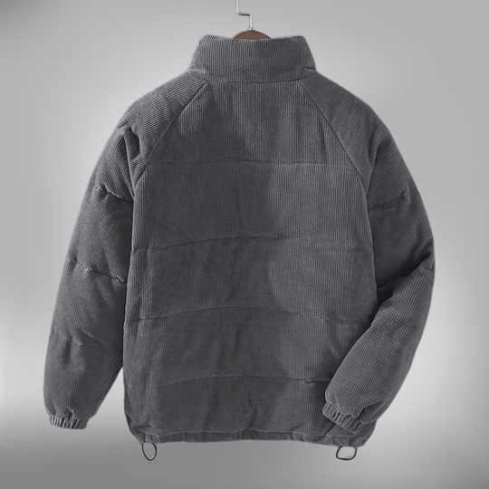 Corduroy winterjas op een hanger met zachte voering zichtbaar.