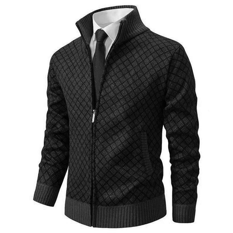Trui gedragen over een overhemd met een stropdas voor een nette look.
