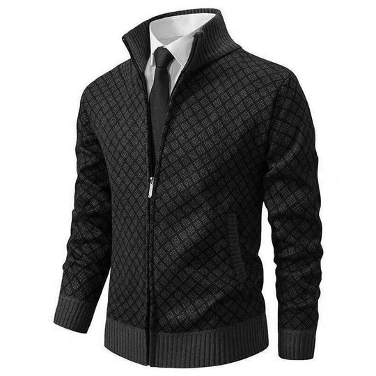Trui gedragen over een overhemd met een stropdas voor een nette look.
