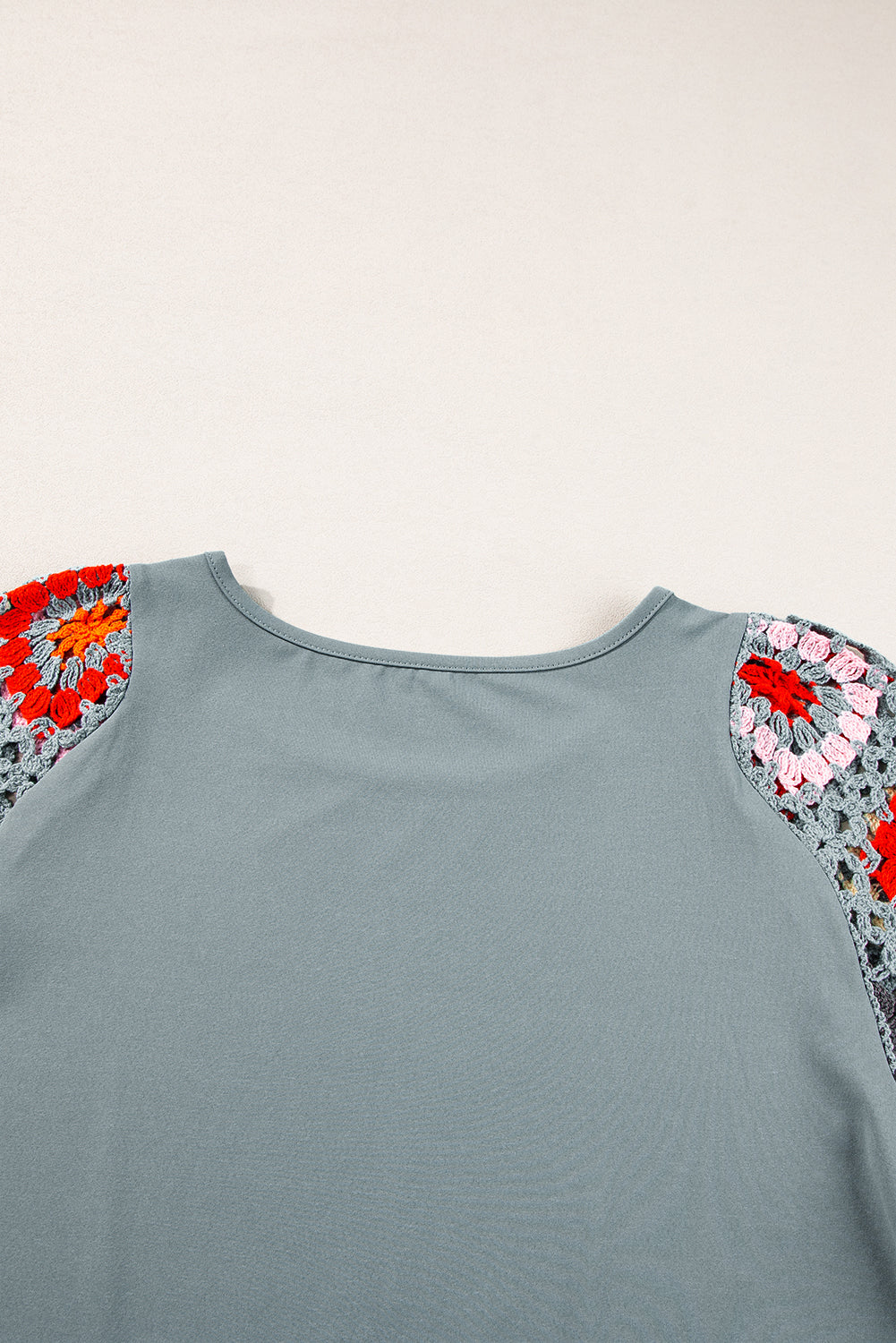 Roxie - Top mit kurzen Ärmeln und gehäkeltem Blumenmuster