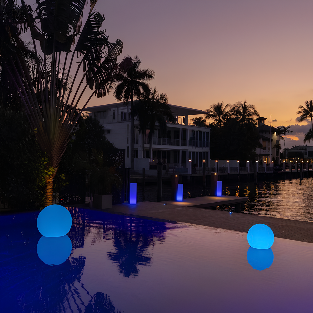 Lampen geplaatst tussen planten voor subtiele en elegante tuinverlichting.
