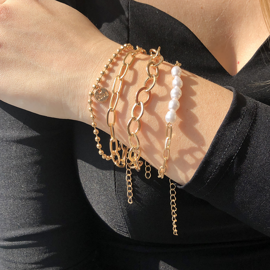 Elegante mix van armbanden, ideaal voor een moderne polsversiering.
