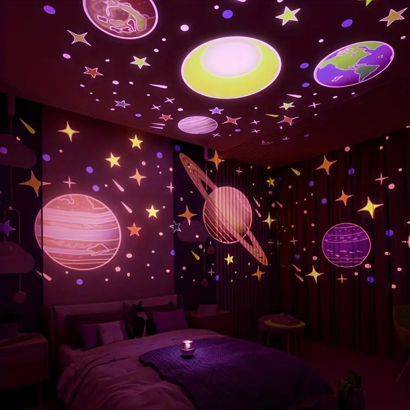 Lampje met planeten en sterren geprojecteerd op muren en plafond.
