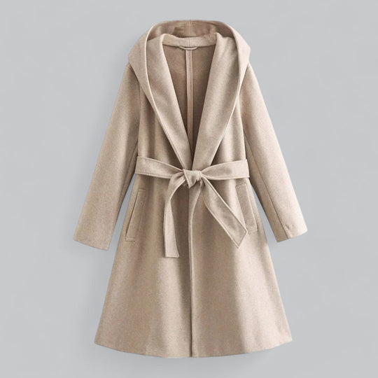 Stijlvolle trenchcoat gedragen over een jurk voor een chique look.