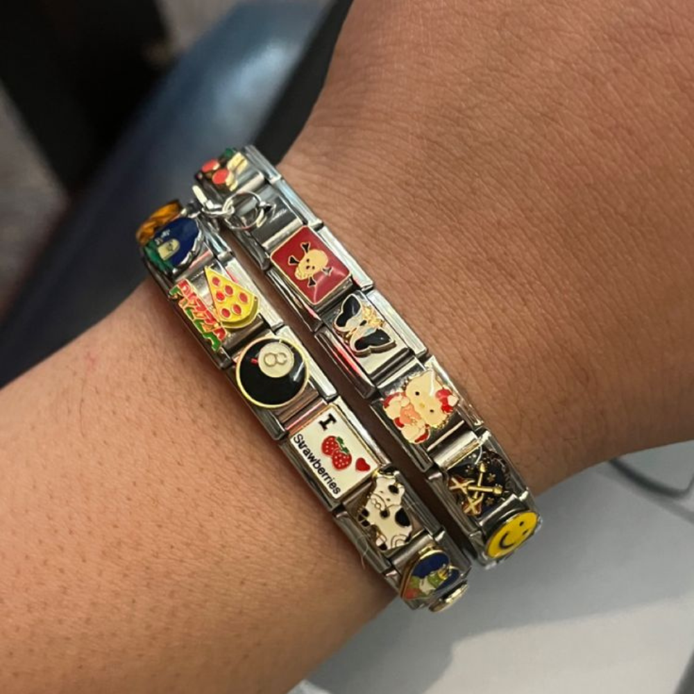 Armbanden met bedels en individueel ontwerp, ideaal voor een tijdloze look.
