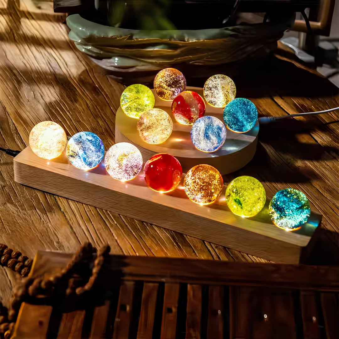 Een set Stella Galaxy Bollen in diverse kleuren geplaatst op een houten rooster.
