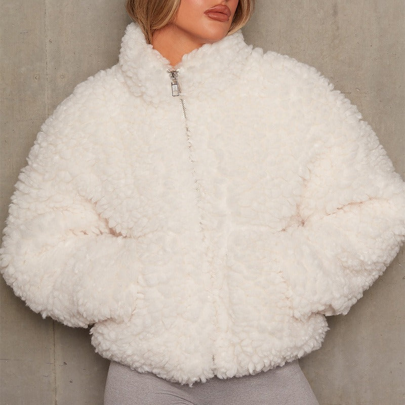 Vrouw draagt een korte modieuze teddyjas.