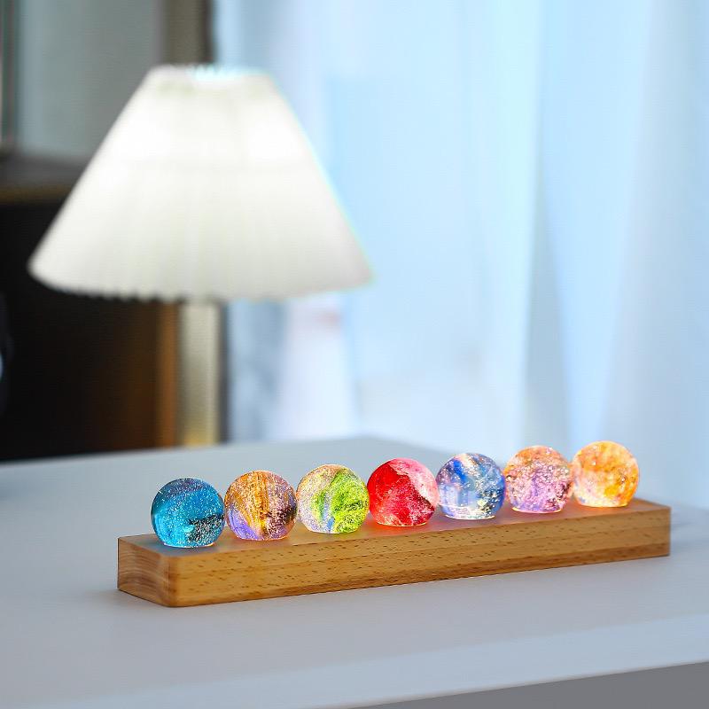 De kleurrijke lichtgevende bollen perfect voor een sfeervol hoekje.
